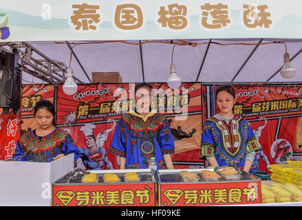 Nannin, Nannin, Cina. 24 dicembre, 2016. Nanning, CINA-24 dicembre 2016: (solo uso editoriale. Cina OUT) .L'International Food Festival si terrà in Nanning, capitale del sud-ovest della Cina di Guangxi Zhuang Regione autonoma su dicembre 24th, 2016 con più di 100 tipi di snack deliziosi provenienti da diversi paesi. Le persone possono godere di involtini primavera dal Vietnam, Sushi dal Giappone, Masala tè provenienti da India, arrosti di manzo provenienti da Stati Uniti e altri piatti gustosi al festival. © SIPA Asia/ZUMA filo/Alamy Live News Foto Stock