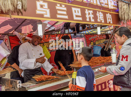 Nannin, Nannin, Cina. 24 dicembre, 2016. Nanning, CINA-24 dicembre 2016: (solo uso editoriale. Cina OUT) .L'International Food Festival si terrà in Nanning, capitale del sud-ovest della Cina di Guangxi Zhuang Regione autonoma su dicembre 24th, 2016 con più di 100 tipi di snack deliziosi provenienti da diversi paesi. Le persone possono godere di involtini primavera dal Vietnam, Sushi dal Giappone, Masala tè provenienti da India, arrosti di manzo provenienti da Stati Uniti e altri piatti gustosi al festival. © SIPA Asia/ZUMA filo/Alamy Live News Foto Stock