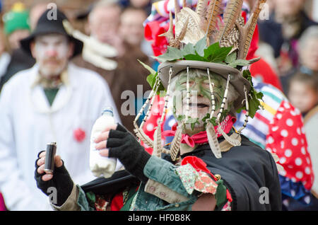 Wantage, UK. 26 dic 2016. Il personaggio di Jack Vinney giocato in un tradizionale Folk Mummers Play eseguito annualmente sul Boxing Day in Wantage Market Place. Foto Stock