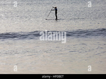 Bournemouth Dorset, Regno Unito. Il 26 dicembre 2016. Femmina di paddle boarder paddleboarding a Bournemouth Beach in una bella giornata di sole sul Boxing Day. Credito: Carolyn Jenkins/Alamy Live News Foto Stock