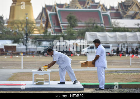 Bangkok, Tailandia. Il 26 dicembre, 2016. Personale rendono i preparativi presso il sito di una fondazione la cerimonia di posa per il defunto Re Bhumibol Adulyadej il crematorio a Sanam Luang Square a Bangkok, Thailandia, Dic 26, 2016. Le fondamenta di un royal crematorio per Thailandia del compianto Re Bhumibol Adulyadej sono state gettate nel corso di una cerimonia ufficiale tenuta lunedì a Bangkok il Sanam Luang square dal governo tailandese. © Li Mangmang/Xinhua/Alamy Live News Foto Stock