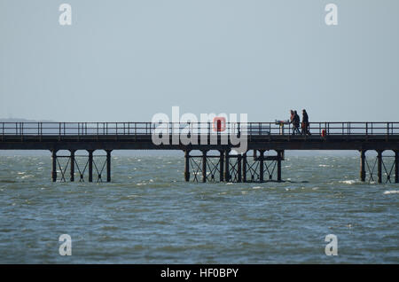 Santo Stefano. La gente ha colto l'occasione per godersi le spiagge e il molo di Southend durante il clima luminoso ma freddo Foto Stock