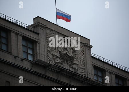 Mosca, Russia. Il 26 dicembre, 2016. Federazione Nazionale batte bandiera a mezz asta alla Duma di Stato edificio a Mosca, Russia, Dic 26, 2016. Un militare russo Tu-154 aeromobile è precipitato nel Mar Nero di domenica, presumibilmente uccidere tutte le 92 persone a bordo. Il presidente russo Vladimir Putin ha dichiarato dic. 26 su tutto il territorio nazionale una giornata di lutto e ha promesso un'indagine approfondita. © Evgeny Sinitsyn/Xinhua/Alamy Live News Foto Stock