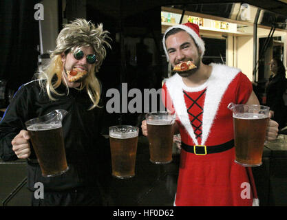 Londra, Regno Unito. Xvi Dec, 2016. Vestite freccette fans con il gigante boccali da birra che si diverte a Alexandra Palace di Londra, Regno Unito, 16 dicembre 2016. Ogni anno nel mese di dicembre, il mondo Freccette Cup attrae decine di migliaia di spettatori per le celebrazioni di cui più e più tedeschi. Foto: Filippo Dethlefs/dpa/Alamy Live News Foto Stock