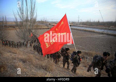 Yinchuan, Cina. Il 26 dicembre, 2016. .Soldati prendere parte in allenamento invernale all'aperto in condizioni di clima freddo a Yinchuan, capitale del nord-ovest della Cina di Ningxia Hui Regione autonoma su dicembre 26th, 2016. © SIPA Asia/ZUMA filo/Alamy Live News Foto Stock