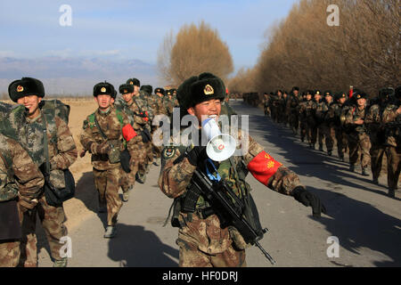 Yinchuan, Cina. Il 26 dicembre, 2016. .Soldati prendere parte in allenamento invernale all'aperto in condizioni di clima freddo a Yinchuan, capitale del nord-ovest della Cina di Ningxia Hui Regione autonoma su dicembre 26th, 2016. © SIPA Asia/ZUMA filo/Alamy Live News Foto Stock