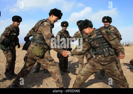 Yinchuan, Cina. Il 26 dicembre, 2016. .Soldati prendere parte in allenamento invernale all'aperto in condizioni di clima freddo a Yinchuan, capitale del nord-ovest della Cina di Ningxia Hui Regione autonoma su dicembre 26th, 2016. © SIPA Asia/ZUMA filo/Alamy Live News Foto Stock