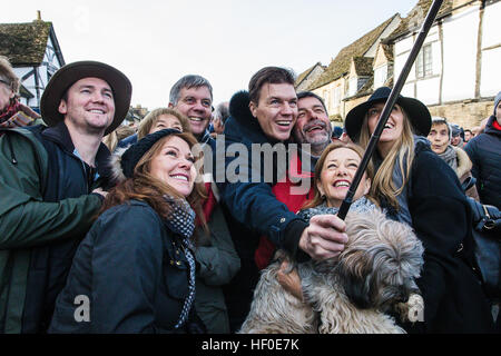 Lacock WILTSHIRE REGNO UNITO 26 dicembre 2016. L'Avon vale la caccia annuale di Boxing Day si incontrano a th Wiltshire storico villaggio di Lacock Credito: David Betteridge/Alamy Live News Foto Stock