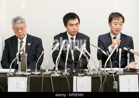 Tokyo, Giappone. 27 Dic, 2016. In Giappone il top professional shogi player Hiroyuki Miura, centro, partecipa a una conferenza stampa del 27 dicembre 2016, Tokyo, Giappone. Miura, chi è stato vietato di partecipare a competizioni ufficiali a causa della denuncia che ha truffato utilizzando shogi software durante partite è stata cancellata di tutte le spese. © Rodrigo Reyes Marin/AFLO/Alamy Live News Foto Stock