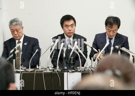 Tokyo, Giappone. 27 Dic, 2016. In Giappone il top professional shogi player Hiroyuki Miura, centro, partecipa a una conferenza stampa del 27 dicembre 2016, Tokyo, Giappone. Miura, chi è stato vietato di partecipare a competizioni ufficiali a causa della denuncia che ha truffato utilizzando shogi software durante partite è stata cancellata di tutte le spese. © Rodrigo Reyes Marin/AFLO/Alamy Live News Foto Stock