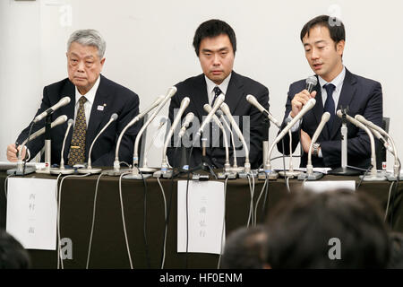 Tokyo, Giappone. 27 Dic, 2016. In Giappone il top professional shogi player Hiroyuki Miura, centro, partecipa a una conferenza stampa del 27 dicembre 2016, Tokyo, Giappone. Miura, chi è stato vietato di partecipare a competizioni ufficiali a causa della denuncia che ha truffato utilizzando shogi software durante partite è stata cancellata di tutte le spese. © Rodrigo Reyes Marin/AFLO/Alamy Live News Foto Stock