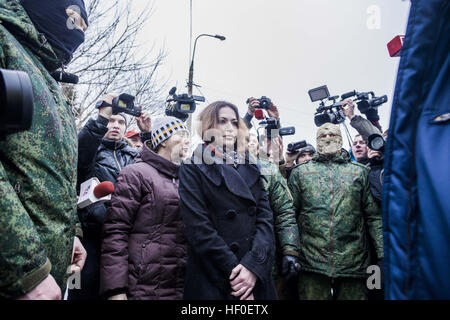 Makiivka, Donetsk Oblast, Ucraina. 27 Dic, 2016. Liberazione del giornalista Olga Svorak, (a destra), e Angelica Presnyakov, (sinistra), ex giudice, in cattività del Donetsk Repubblica Popolare e Luhansk Repubblica Popolare, Ucraina. © Celestino Arce/ZUMA filo/Alamy Live News Foto Stock