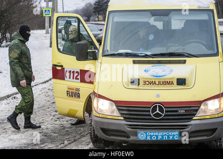 Makiivka, Donetsk Oblast, Ucraina. 27 Dic, 2016. Donetsk soldati dare istruzioni al conducente di ambulanza con il giornalista Olga Svorak e Angelica Presnyakov, ex giudice, in cattività del Donetsk Repubblica Popolare e Luhansk Repubblica Popolare, Ucraina. © Celestino Arce/ZUMA filo/Alamy Live News Foto Stock