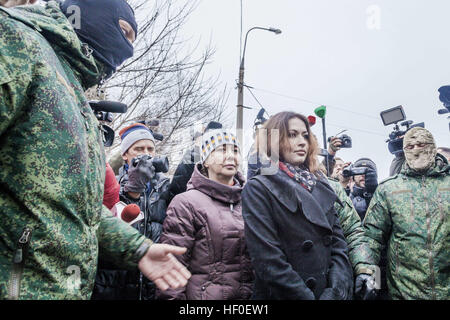 Makiivka, Donetsk Oblast, Ucraina. 27 Dic, 2016. Liberazione del giornalista Olga Svorak, (a destra), e Angelica Presnyakov, (sinistra), ex giudice, in cattività del Donetsk Repubblica Popolare e Luhansk Repubblica Popolare, Ucraina. © Celestino Arce/ZUMA filo/Alamy Live News Foto Stock