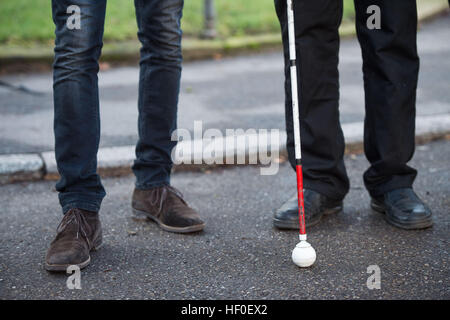 Stuttgart, Germania. 27 Dic, 2016. Dietrich Wagner (R) e Daniel Kartmann stand al di fuori del Ministero di Stato di Stoccarda, Germania, 27 dicembre 2016. Kartmann subì gravi chirurgia oculare per una retina distaccata da un flusso di acqua su 'nero Giovedi' e Wagner è quasi cieco. Le vittime che sono stati feriti dalla polizia con un cannone ad acqua durante una manifestazione contro il controverso progetto di costruzione Stuttgart 21 il 30 settembre 2010, ha accettato un'offerta di indennizzo da parte dello stato del Baden-Wuerttemberg. Foto: Lino Mirgeler/dpa/Alamy Live News Foto Stock