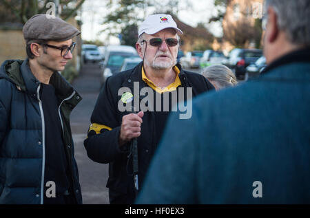 Stuttgart, Germania. 27 Dic, 2016. Dietrich Wagner (R) e Daniel Kartmann stand al di fuori del Ministero di Stato di Stoccarda, Germania, 27 dicembre 2016. Kartmann subì gravi chirurgia oculare per una retina distaccata da un flusso di acqua su 'nero Giovedi' e Wagner è quasi cieco. Le vittime che sono stati feriti dalla polizia con un cannone ad acqua durante una manifestazione contro il controverso progetto di costruzione Stuttgart 21 il 30 settembre 2010, ha accettato un'offerta di indennizzo da parte dello stato del Baden-Wuerttemberg. Foto: Lino Mirgeler/dpa/Alamy Live News Foto Stock
