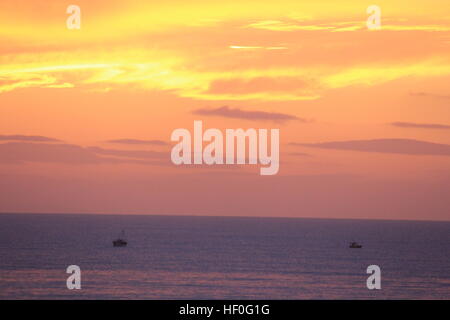 Aberystwyth Wales UK meteo 27 gennaio 2016 un freddo giorno seguito da un glorioso tramonto sulla West Wales coast. Molti studenti iniziano a tornare dopo il Natale a casa con la famiglia per il nuovo anno le celebrazioni in Galles Credito: mike davies/Alamy Live News Foto Stock