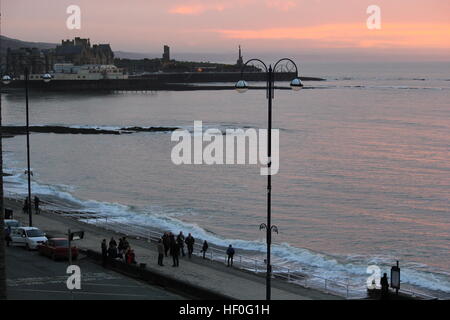 Aberystwyth Wales UK meteo 27 gennaio 2016 un freddo giorno seguito da un glorioso tramonto sulla West Wales coast. Molti studenti iniziano a tornare dopo il Natale a casa con la famiglia per il nuovo anno le celebrazioni in Galles Credito: mike davies/Alamy Live News Foto Stock