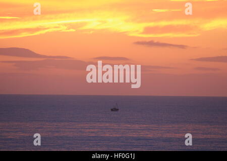 Aberystwyth Wales UK meteo 27 gennaio 2016 un freddo giorno seguito da un glorioso tramonto sulla West Wales coast. Molti studenti iniziano a tornare dopo il Natale a casa con la famiglia per il nuovo anno le celebrazioni in Galles Credito: mike davies/Alamy Live News Foto Stock