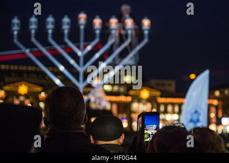 Stuttgart, Germania. 27 Dic, 2016. Un visitatore prende la foto di una candela Hanukiah titolare che viene illuminato di fronte al nuovo Palazzo di Stoccarda, Germania, 27 dicembre 2016. L'annuale Festival Ebraico di luci " Hanukkah' commemora la riconsacrazione del santo tempio in Gerusalemme. Foto: Lino Mirgeler/dpa/Alamy Live News Foto Stock