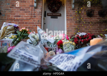 Goring, Regno Unito. Il 27 dicembre, 2016. Un santuario di fiori e omaggi di versare a George Michaels home in Goring due giorni dopo Wham cantante è deceduto nella sua casa di Oxford. © Pete Lusabia/Alamy Live News Foto Stock