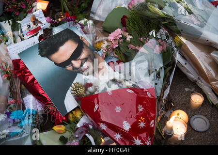 Goring, Regno Unito. Il 27 dicembre, 2016. Un santuario di fiori e omaggi di versare a George Michaels home in Goring due giorni dopo Wham cantante è deceduto nella sua casa di Oxford. © Pete Lusabia/Alamy Live News Foto Stock