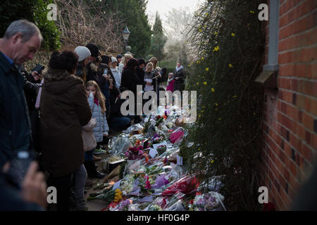 Goring, Regno Unito. Il 27 dicembre, 2016. Un santuario di fiori e omaggi di versare a George Michaels home in Goring due giorni dopo Wham cantante è deceduto nella sua casa di Oxford. © Pete Lusabia/Alamy Live News Foto Stock