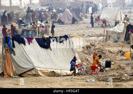 Gipsy di persone che vivono in abitazioni di fortuna sconfinamento illegale a Ring Road nella città di Peshawar Martedì, Dicembre 27, 2016. Foto Stock