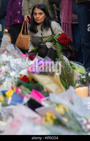 Goring, Regno Unito. Il 27 dicembre, 2016. Un santuario di fiori e omaggi di versare a George Michaels home in Goring due giorni dopo Wham cantante è deceduto nella sua casa di Oxford. © Pete Lusabia/Alamy Live News Foto Stock