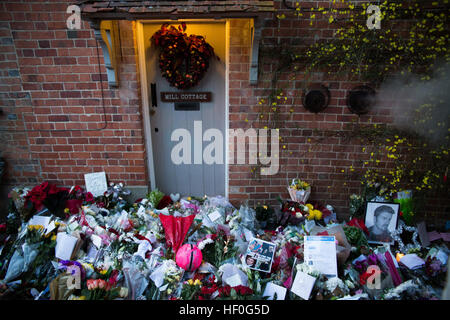 Goring, Regno Unito. Il 27 dicembre, 2016. Un santuario di fiori e omaggi di versare a George Michaels home in Goring due giorni dopo Wham cantante è deceduto nella sua casa di Oxford. © Pete Lusabia/Alamy Live News Foto Stock