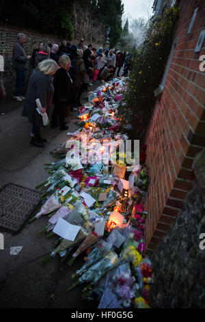 Goring, Regno Unito. Il 27 dicembre, 2016. Un santuario di fiori e omaggi di versare a George Michaels home in Goring secondo giorno Wham cantante trovato morto nella sua casa di Oxford. © Pete Lusabia/Alamy Live News Foto Stock