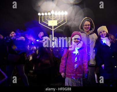 Berlino, Germania. Xix Dec, 2016. Un gigante Menorah è illuminato durante la festa ebraica di Hanukkah a Jan Palach Square, appena fuori il centro storico quartiere ebraico di Praga Repubblica Ceca, Dicembre 27, 2016. Persone hanno pagato il rispetto per le vittime dell attentato durante il mercatino di Natale di Berlino, Germania, Lunedi, Dicembre 19, 2016. © Roman Vondrous/CTK foto/Alamy Live News Foto Stock