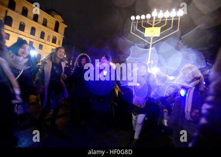 Berlino, Germania. Xix Dec, 2016. Un gigante Menorah è illuminato durante la festa ebraica di Hanukkah a Jan Palach Square, appena fuori il centro storico quartiere ebraico di Praga Repubblica Ceca, Dicembre 27, 2016. Persone hanno pagato il rispetto per le vittime dell attentato durante il mercatino di Natale di Berlino, Germania, Lunedi, Dicembre 19, 2016. © Roman Vondrous/CTK foto/Alamy Live News Foto Stock