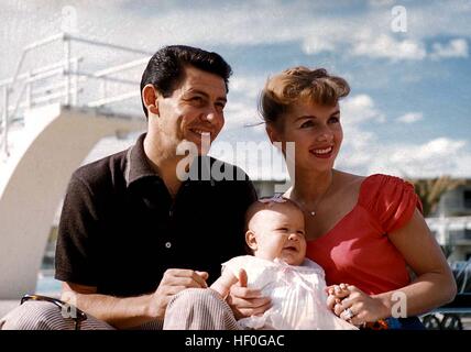 File. 27 Dic, 2016. CARRIE Frances Fisher (21 Ottobre 1956 - 27 dicembre 2016) era un'attrice americana, sceneggiatore, autore, produttore e un altoparlante. Era noto per la riproduzione di Principessa Leia nel film di Star Wars. Fisher è stato conosciuto anche per i suoi semi-romanzi autobiografici, tra cui cartoline dal bordo e la sceneggiatura per il film con lo stesso nome, come pure il suo autobiografico di una donna il gioco e il suo articolo libro, Wishful bere, basato sul film. Il suo film di altri ruoli inclusi Shampoo (1975), The Blues Brothers (1980), Hannah e le sue sorelle (1986), il "Burbs (1989), Foto Stock