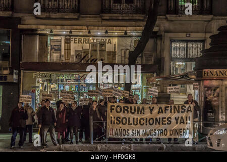 Madrid, Spagna. 27 Dic, 2016. Anziani dimostrazione clienti contro 'Forum e società Afinsa truffa " di fronte alla sede del p.p. (Partito popolare) che è ora al governo ufficiale dell'effettivo presidente spagnolo Mariano Rajoy. nell'immagine un anziano di dimostrazione in street Lagasca. Credito: Alberto Ramírez Sibaja/Alamy Live News Foto Stock