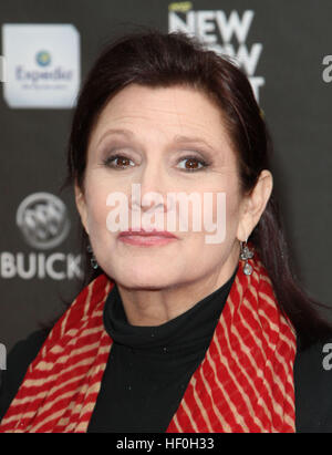 PIC FILE: Hollywood, CA, Stati Uniti d'America. 7 Apr 2011. 27 Dicembre 2016 - Carrie Fisher, l'iconica attrice che ritratto la Principessa Leia di Star Wars serie, è morto martedì a seguito di un massiccio attacco di cuore. Carrie Frances Fisher un'attrice americana, sceneggiatore, autore, del produttore, e altoparlante, era la figlia del cantante Eddie Fisher e attrice Debbie Reynolds. File foto: 7 aprile 2011 - Hollywood, California - Carrie Fisher. Il logo ''NewNowNext Awards'' 2011 tenutasi a Avalon. Credito: ZUMA Press, Inc./Alamy Live News Foto Stock