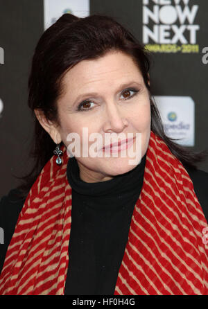 PIC FILE: Hollywood, CA, Stati Uniti d'America. 7 Apr 2011. 27 Dicembre 2016 - Carrie Fisher, l'iconica attrice che ritratto la Principessa Leia di Star Wars serie, è morto martedì a seguito di un massiccio attacco di cuore. Carrie Frances Fisher un'attrice americana, sceneggiatore, autore, del produttore, e altoparlante, era la figlia del cantante Eddie Fisher e attrice Debbie Reynolds. File foto: 7 aprile 2011 - Hollywood, California - Carrie Fisher. Il logo ''NewNowNext Awards'' 2011 tenutasi a Avalon. Credito: ZUMA Press, Inc./Alamy Live News Foto Stock