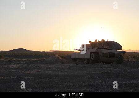 Un U.S. Marine M1 Abrams serbatoio attaccata al primo battaglione 6 Marines difende la sua posizione per il chiaro tenere Build 3 Esercizio con Regimental Combat Team 5 durante la Enhanced Mojave Viper a bordo aria Marina di Massa Centro di combattimento a ventinove Palms, California, 15 giugno 2011. Come il primo combattimento del reggimento team a partecipare in EMV, RCT-5 sintonizzare con precisione il suo comando e funzioni di controllo durante questo combinato esercizio di armi. (U.S. Foto di Marina di Lance Cpl. Daniel D. Kujanpaa/RILASCIATO) Regimental Combat Team 5 conduce chiaro tenere Build 3 Esercizio - Giorno 2 DVIDS419373 Foto Stock