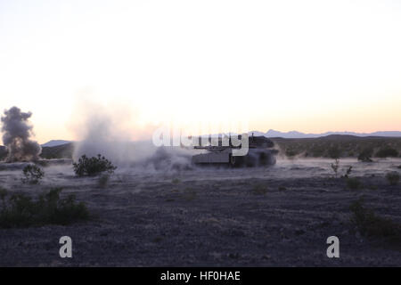 Un U.S. Marine M1 Abrams serbatoio attaccata al primo battaglione 6 Marines difende la sua posizione per il chiaro tenere Build 3 Esercizio con Regimental Combat Team 5 durante la Enhanced Mojave Viper a bordo aria Marina di Massa Centro di combattimento a ventinove Palms, California, 15 giugno 2011. Come il primo combattimento del reggimento team a partecipare in EMV, RCT-5 sintonizzare con precisione il suo comando e funzioni di controllo durante questo combinato esercizio di armi. (U.S. Foto di Marina di Lance Cpl. Daniel D. Kujanpaa/RILASCIATO) Regimental Combat Team 5 conduce chiaro tenere Build 3 Esercizio - Giorno 2 DVIDS419374 Foto Stock