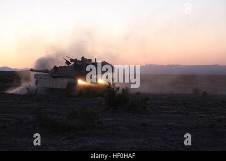 Un U.S. Marine M1 Abrams serbatoio attaccata al primo battaglione 6 Marines esce dalla sua posizione di combattimento durante la conduzione di chiaro tenere Build 3 Esercizio con Regimental Combat Team 5 durante la Enhanced Mojave Viper a bordo aria Marina di Massa Centro di combattimento a ventinove Palms, California, 15 giugno 2011. Come il primo combattimento del reggimento team a partecipare in EMV, RCT-5 sintonizzare con precisione il suo comando e funzioni di controllo durante questo combinato esercizio di armi. (U.S. Foto di Marina di Lance Cpl. Daniel D. Kujanpaa/RILASCIATO) Regimental Combat Team 5 conduce chiaro tenere Build 3 Esercizio - Giorno 2 DVIDS419375 Foto Stock