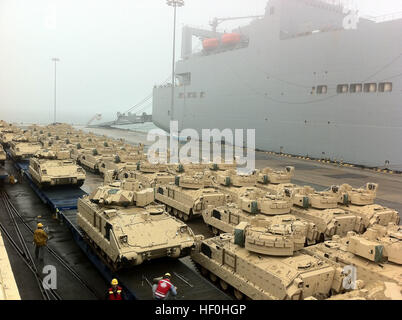 I militari e il personale civile dal 837th battaglione di trasporto controllare e caricare nuovo M2A2S E M3A3s in Bradleys su vagoni ferroviari al Molo 8 in Busan 29 giugno. Un totale di 168 nuovi in Bradleys sono stati spediti per la Corea del Sud sulla USS Watson per essere distribuito in tutta la seconda divisione di fanteria entro la fine di ottobre 2011. Flickr - DVIDSHUB - 837th battaglione di trasporto spinge i nuovi in Bradleys in avanti Foto Stock