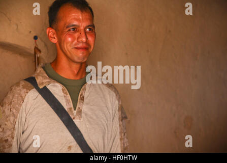 PATROL BASE SOCKALOSKY, provincia di Helmand, Afghanistan -- Albuquerque, N.M., nativo Sgt. Vincent Bachicha, un leader di squadra con 2° Battaglione, 8° Reggimento Marine, sorge all'interno di un composto di fango che costituisce la base di pattuglia. Bachicha è parte di un piccolo distaccamento dei Marines chi è il mentoring esercito nazionale afghano soldati per continuare la stragrande miglioramenti per la sicurezza nell'area. I ragazzi della società G spingere le insurrezioni da Trek Nawa DVIDS434422 Foto Stock