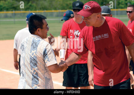 Col. David P. Olszowy, camp commander, Camp Hansen, Marine Corps base Camp Butler, Marine Corps basi Giappone, si congratula con un membro della gente comune team dopo un gioco durante l'amicizia torneo di softball Luglio 16. Il torneo di amicizia ammessi Okinawans e Marines a conoscersi meglio attraverso la competizione amichevole. Amicizia torneo di softball costruisce un cameratismo 110716-M-JG138-002 Foto Stock