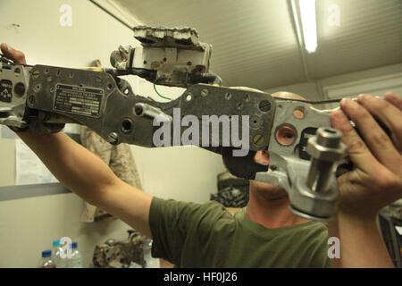 Lancia Cpl. Shawn McCarty, Marino squadrone di attacco 513 ordnance tecnico e la Rochelle, Ill., nativo, ispeziona un rack di pistola dopo la pulizia si a Kandahar Airfield, Afghanistan luglio 22. Le innovazioni di combattimento moltiplicare Marine Corps Harriers' punzone 110722-M-UB212-004 Foto Stock