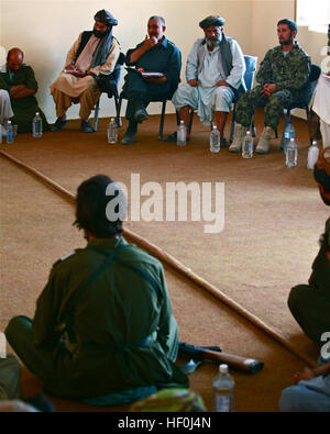 Safiullah distretto capo della polizia (seconda a sinistra), Col. Farouq provincia di Helmand ALP commander (seconda a destra), Lt. Abdul Awal ANA comandante di Rahim Kalay (estrema destra) ha parlato alla popolazione afghana e le truppe britanniche circa i positivi passi avanti compiuti negli ultimi mesi in Rahim Kalay, luglio 27. Il è stato più di due ore di durata e precedute sempre prima la graduazione della truppa di ALP in Rahim Kalay, provincia di Helmand, Afghanistan. Gli afgani unire le forze di polizia locali per garantire la sicurezza della città di Helmand 110727-M-PD728-026 Foto Stock