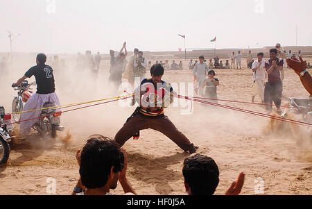 Distretto di GARMSIR, provincia di Helmand, Afghanistan - un locale arti marziali master dimostra la sua forza dopo l'apertura di un complesso sportivo qui, luglio 28. Il complesso dispone di un regolamento-dimensioni campo di calcetto e due campi da pallavolo. Marines di Charlie Company, 1° Battaglione, 3° Reggimento Marine in partnership con il locale esercito nazionale afghano soldati per fornire protezione durante l'apertura. Moving on up, Garmsir vede la crescita infrastrutturale come counterinsurgency espande 110728-M-ED643-011 Foto Stock