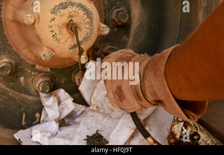 Avamposto di combattimento GHAZAY SHIR, provincia di Helmand, Afghanistan -- Un Marine con Alfa Company, 2° battaglione del serbatoio, seconda divisione Marine (avanti), scarichi il grasso di un cingolo ruota. Il serbatoio 18 meccanica con l'unità sono responsabili del mantenimento di più di 200 Serbatoio di ruote che consentono la via per eseguire agevolmente attraverso la ruvida Helmand terreno. Alfa serbatoio azienda meccanica mantenere 70E28093ton corazzate bestie 110806-M-PE262-005 Foto Stock