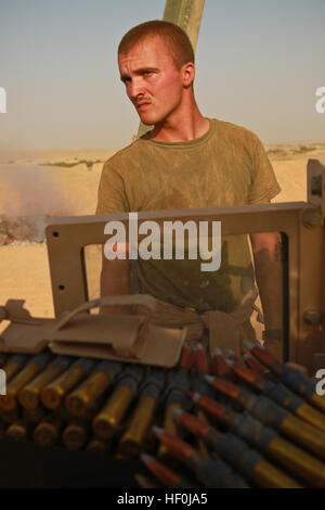 Avamposto di combattimento GHAZAY SHIR, provincia di Helmand, Afghanistan -- Lancia Cpl. Kenny Stepp di Austin, Ind. controlla la parte posteriore del suo veicolo per eventuali danni. Il 21-anno-vecchio serbatoio meccanico con società alfa, 2° battaglione del serbatoio, seconda divisione Marine (avanti), raddoppia come un driver per il veicolo. Alfa serbatoio azienda meccanica mantenere 70E28093ton corazzate bestie 110806-M-PE262-010 Foto Stock