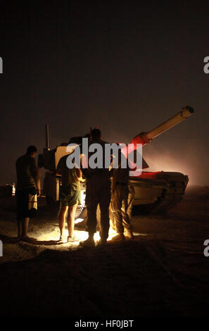 Avamposto di combattimento GHAZAY SHIR, provincia di Helmand, Afghanistan -- Marines stringersi intorno alla parte anteriore di un M1A1 Abrams battaglia principale serbatoio. La massiccia bestia racchiude la potenza di combattimento punzone con due M240B medie mitragliatrici: uno è montato accanto al M256 120 mm smoothbore cannon, o pistola principale e gli altri è un .calibro 50 mitragliatrice. Iron Horse Stampede insurrezione 110813-M-PE262-006 Foto Stock