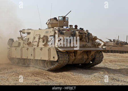 Avamposto di combattimento GHAZAY SHIR, provincia di Helmand, Afghanistan -- Un M88A2 Hercules recupero rulli del veicolo attraverso il tubetto dopo una missione di recupero. Una V-12 twin motore turbo diesel, verricello principale e la puleggia sul veicolo consentono loro di recuperare tranquillamente qualsiasi serbatoio o altro veicolo da combattimento che può andare verso il basso nella zona di combattimento. Alfa serbatoio azienda meccanica mantenere 70E28093ton corazzate bestie 110813-M-PE262-001 Foto Stock